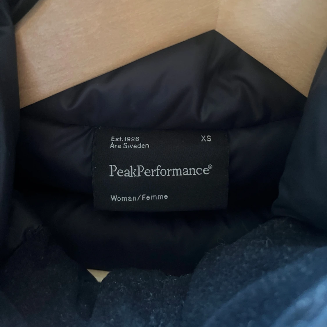 Svart dunjacka Peak Performance XS