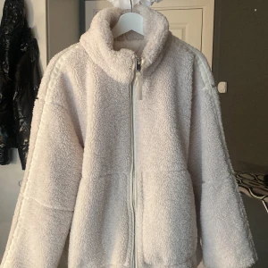 Beige teddyjacka  - Bra skick och säljer pga används ej längre. Vet ej storlek men skulle säga M-L. Det är lite missfärgning på nedkanten på insidan men inget som syns när man har på sig den. Kan diskutera pris