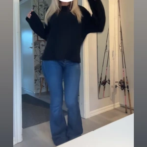 Blå bootcut jeans med utsvängda ben - Skit snygga jenas, Xs i midjan och 31 i längden 💞Passar mig som är 165