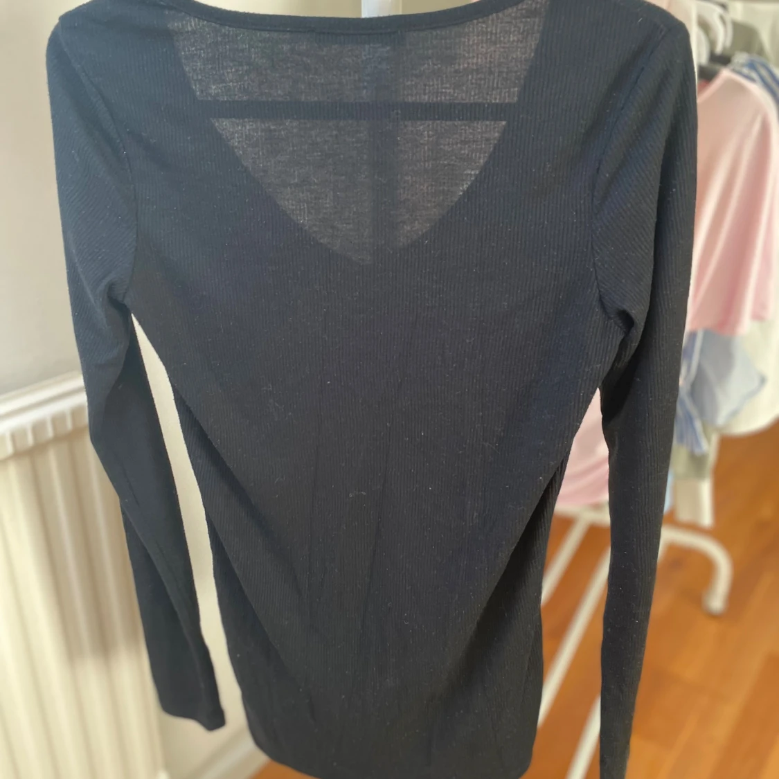 Svart ribbad långärmad tröja  - 1