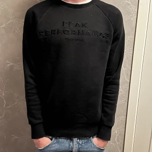 Peak Performance  - Säljer en svart Peak Peformance sweatshirt i storlek S. Måttligt använd och i 9/10 skick. Nypris: 1000kr modell 183cm