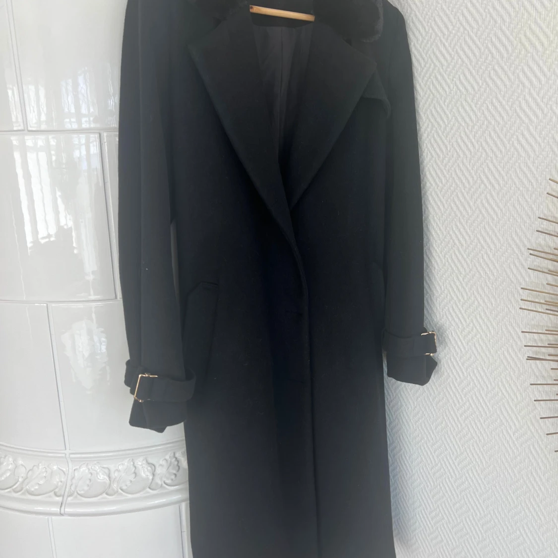 Svart kappa med fuskpälskrage Mint & Berry