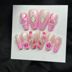 Rosa och glittriga lösnaglar med blommor - Press on naglar storlek Medium.   Gör press on naglar på beställning och med dina egna mått. Hör av dig i Meddelande om du vill beställa. 🛍️  ————-  This set is in medium size. I make customized nails in your shape, size and design. DM me for more info. 🛍️