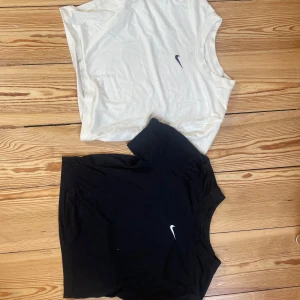 TräningsTshirt från Nike - Säljer Två träningst-shirt från Nike i skönt material. Lite croppad modell. Den svart är strlk S och den vita är M. Ser dock inte skillnad i storlek utan båda passar S/XS skulle jag säga