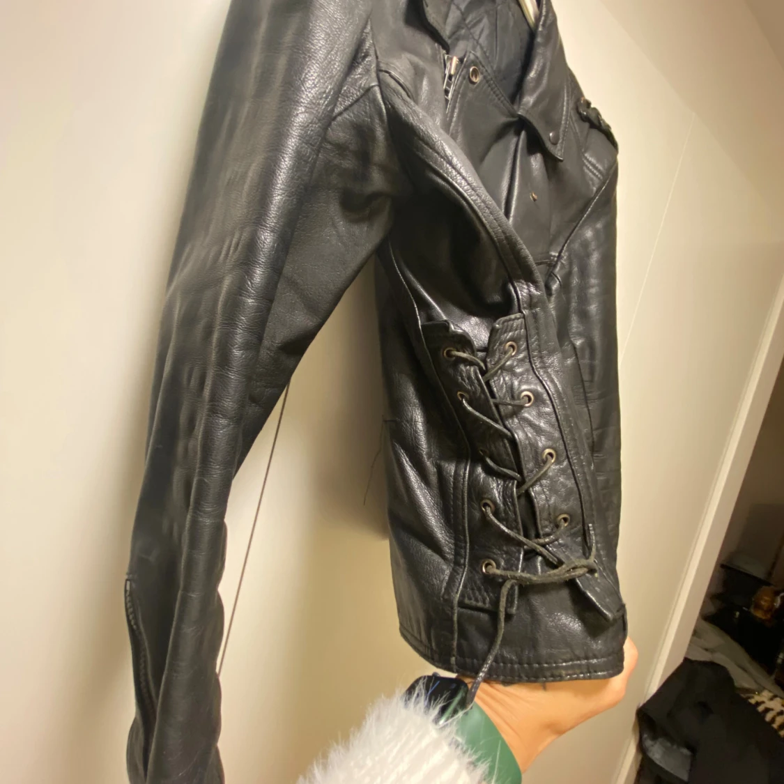 Svart skinnjacka med snörning och fransar - 2