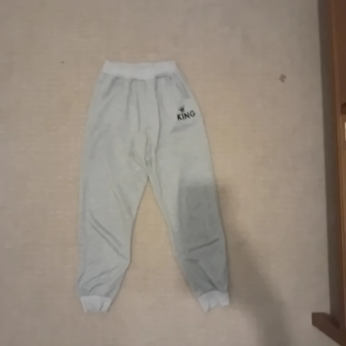 Grå mjukisbyxor med KING-tryck
