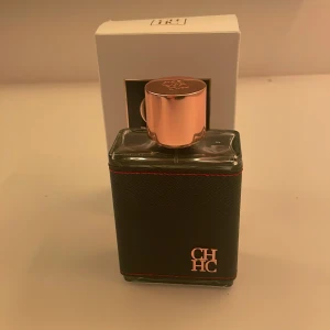 CH Men Carolina herrera - parfym från Carolina Herrera, perfekt för vintern, den doftar söt vanilj och är ungefär helt full, nypris 1200