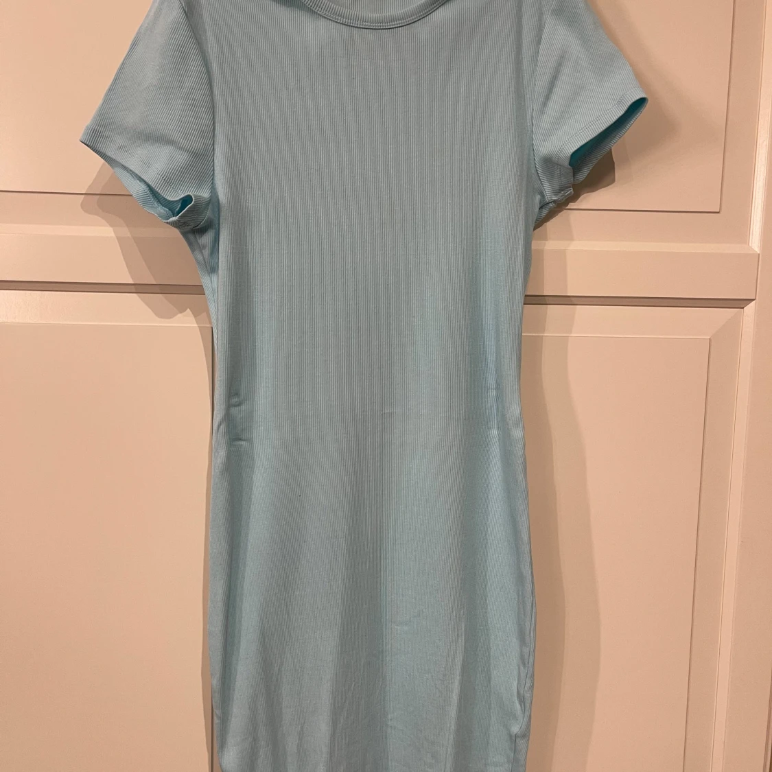 Ljusblå tight ribbad kortklänning