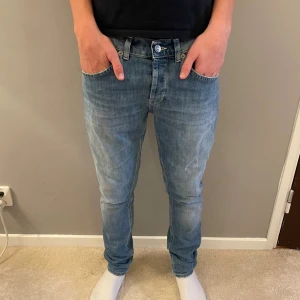  Dondup Jeans - Ett par feta dondup jeans i dondups storlek 32. Modell george som är den mest eftertraktade av dondups modeller‼️Riktigt sköna till varje outfit! Priset ej hugget i sten!!