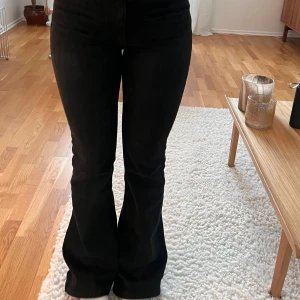 jeans - svarta bootcut jeans med hög midja från Bershka. Köpta för någon vecka sedan och endast använda 2 gånger. Väldigt bra skick