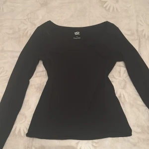 Svart långärmad topp från 157 - En svart långärmad topp från 157, använd bara 1-2 gånger. Tröjan har en liten fläck uppe vid axeln men det tänker man inte på, om ni vill ha bilder hur den ser ut på så skriv privat