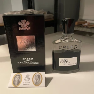 Creed Aventus Parfym - Creed Aventus 100ml, nästan helt ny! Fräsch och maskulin doft, skriv vid fler frågor eller funderingar!