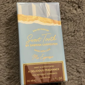 Sabrina Carpenter parfym - Sweet Tooth ”Me Espresso” av Sabrina Carpenter 🩵Eau de Parfum 30 ml. Helt ny och oöppnad förpackning med plasten kvar! 😊🫶