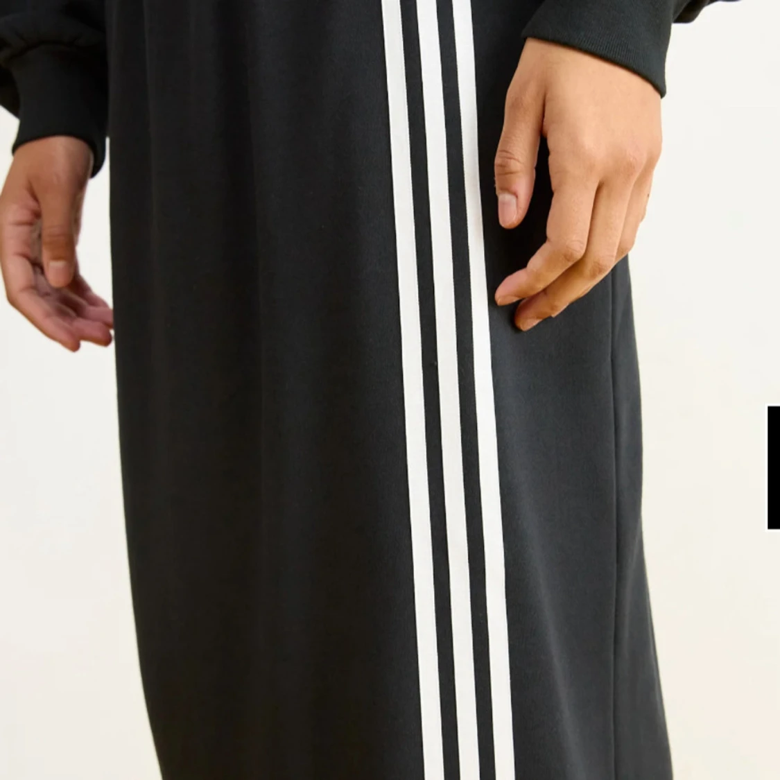 Svart adidas kjol med vita ränder - 1