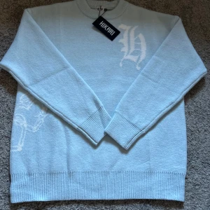 HIKARI Sweatshirt  - Tja! Säljer nu en tvär fet hikari sweatshirt som är riktigt varm och skön till vintern.                                  Den är riktigt stilren i sin babyblåa färg med sina vita detaljer. Storlek M.                                                Hör av er vid funderingar!