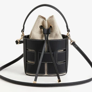 H&M svart bucket bag  - Säljer min super fina bucket bag ifrån H&M som är i perfekt skick då den bara är använd en gång vid ett event ☺️