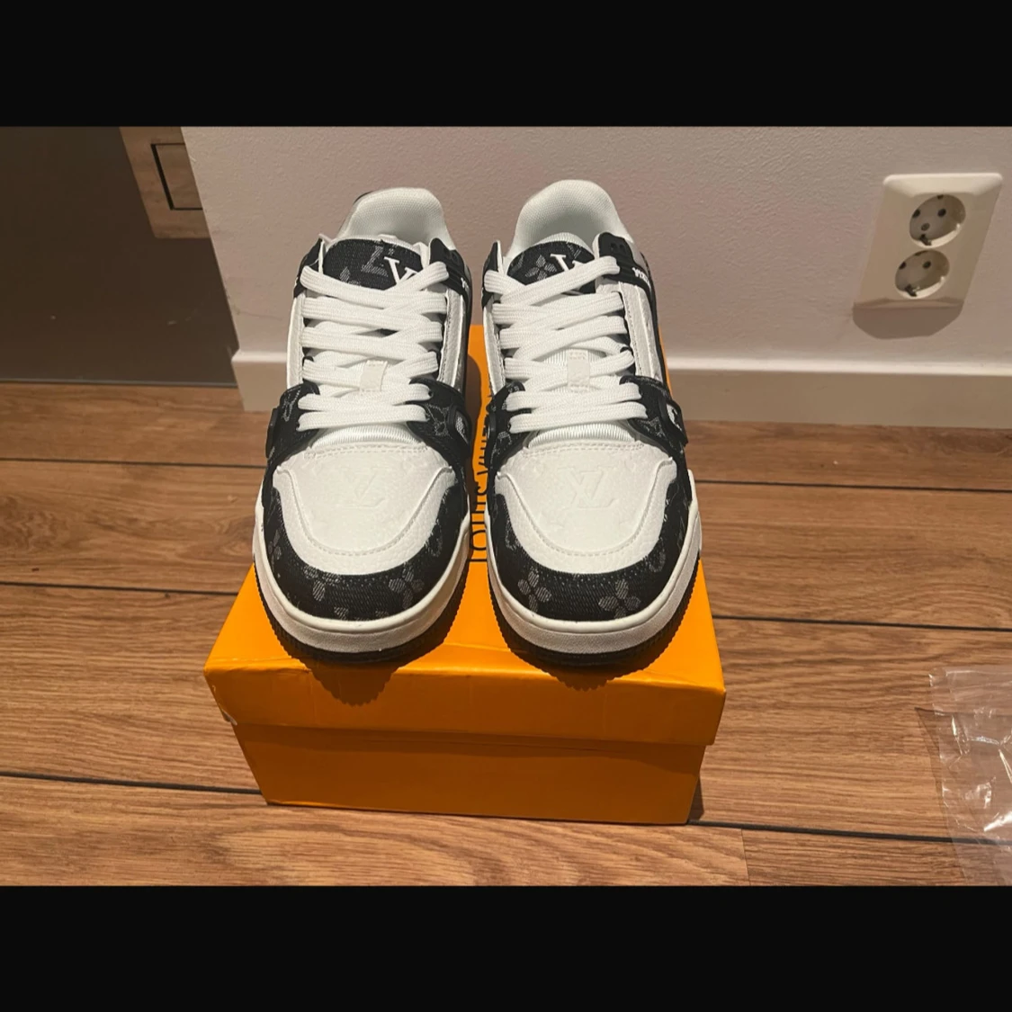 Louis Vuitton svartvita sneakers - 1