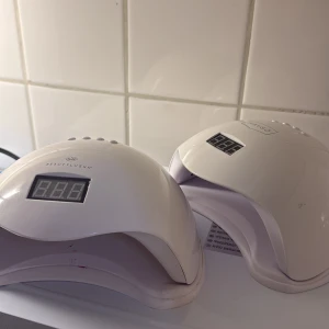 BeautyLushh & Havso UV LED Nagellampor - Två UV LED nagellampor med digital display och timerfunktion (10s, 30s, 60s). Perfekta för gelnaglar och manikyr. Båda lamporna är i fungerande skick, med mindre kosmetiskt slitage och några färgfläckar. Enkel att använda för både hemmabruk och salong. Fläckarna går att ta bort har bara ej tiden Elr orken säljs pågrund av att jag slutat göra naglar och drf bhvr sin nya ägare bara höra av sig.. pris går att diskutera.. 1 för 300 2 för 500🤍
