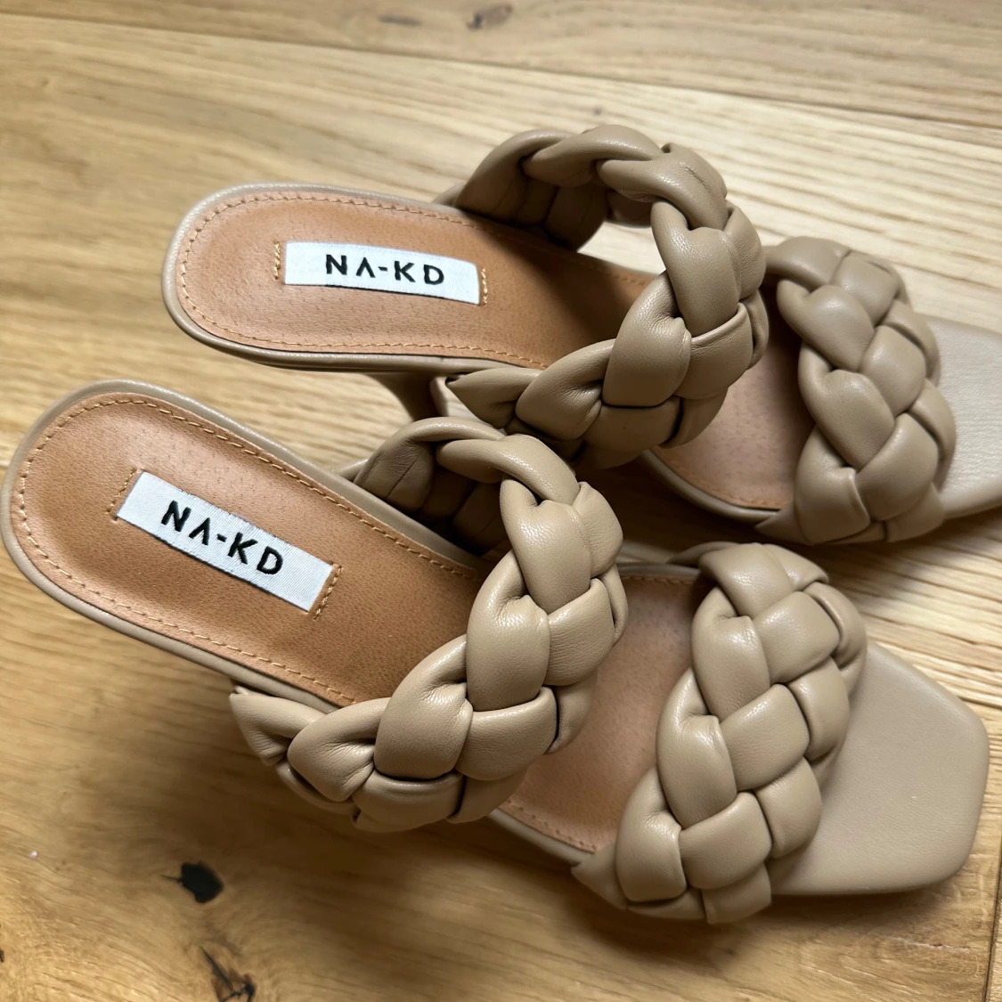 Beige flätade sandaler från NA-KD - 1