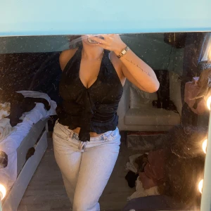 Svart halterneck topp från SHEIN - Svart halterneck topp från SHEIN i storlek S. Toppen är ärmlös med knytning framtill och en croppad passform. Tillverkad i mjuk polyesterblandning med lite stretch. 