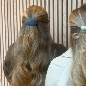 Denim hårklämma  - Snyggt oval hårklämma i blå denim som ger en cool och trendig look till din håruppsättning. Perfekt accessoar för att lyfta din stil med en touch av jeanskänsla. Enkel att använda och sitter stadigt i håret. Den är gjord av återvunna skedar och återvunnet tyg. 