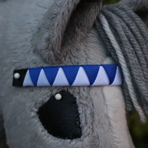 Mörkblått pannband 💙 - Mörkblått hajtandsflätat pannband till salu 💙Storlek: SH ponny/häst 💙- @pannband.by.smb på instagram, in och följ!