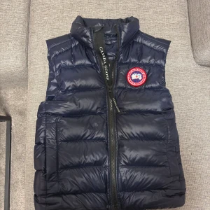 Canada Goose Crofton väst - Köpt ifrån Care of Carl. Storlek XS i utmärkt skick. Väldigt sparsamt använd. Jag är 170cm lång och väger 62kg och sitter mycket bra på mig.