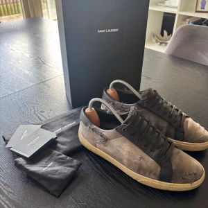 Saint Laurent skor  - Storlek 39, passar 40. Lite grå/svart färg. Inga defekter. Allt og medkommer utom snören. Retail 9000kr. Där är tuggummi fast på skon på en sida fram och under skol och lågan på skon är solblekt så svårt läst men det ska va en söndrig modell så det är designen lite på dem så jag själv tycker dem är riktigt feta. Ingen retur!