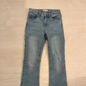 Ljusblåa bootcut jeans - Ljusblåa bootcut jeans, använda ca 2 gånger. Storlek 164, passar mig med XS
