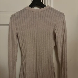 Beige ribbad långärmad klänning - Säljer en beige ribbad klänning knappt använd