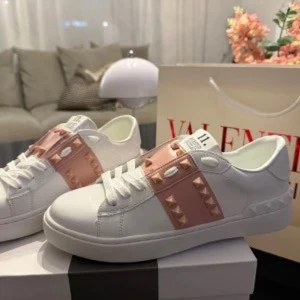 Valentino Rockstud sneakers vit/rosa - Snygga Valentino Rockstud sneakers i vitt skinn med en bred rosa rem dekorerad med ikoniska nitar. Skorna har platt sula, rund tå och coola detaljer längs sulkanten. Storlek 38, skriv meddelande för mer info. Priset kan diskuteras ☺️