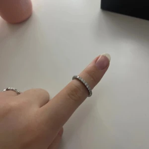 Edblad ring silverfärgad med stenar  - Säljer denna för att den är för liten! Det står Edblad i den. Den är väldigt fräsch. Pris kan diskuteras!