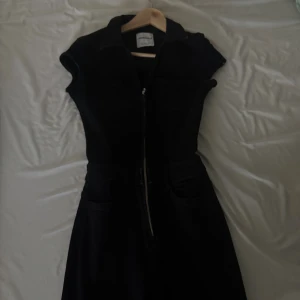 Bershka jeans jumpsuit  - Svart jeans jumpsuit från Bershka. Med dragkedja och lite utsvängda. 