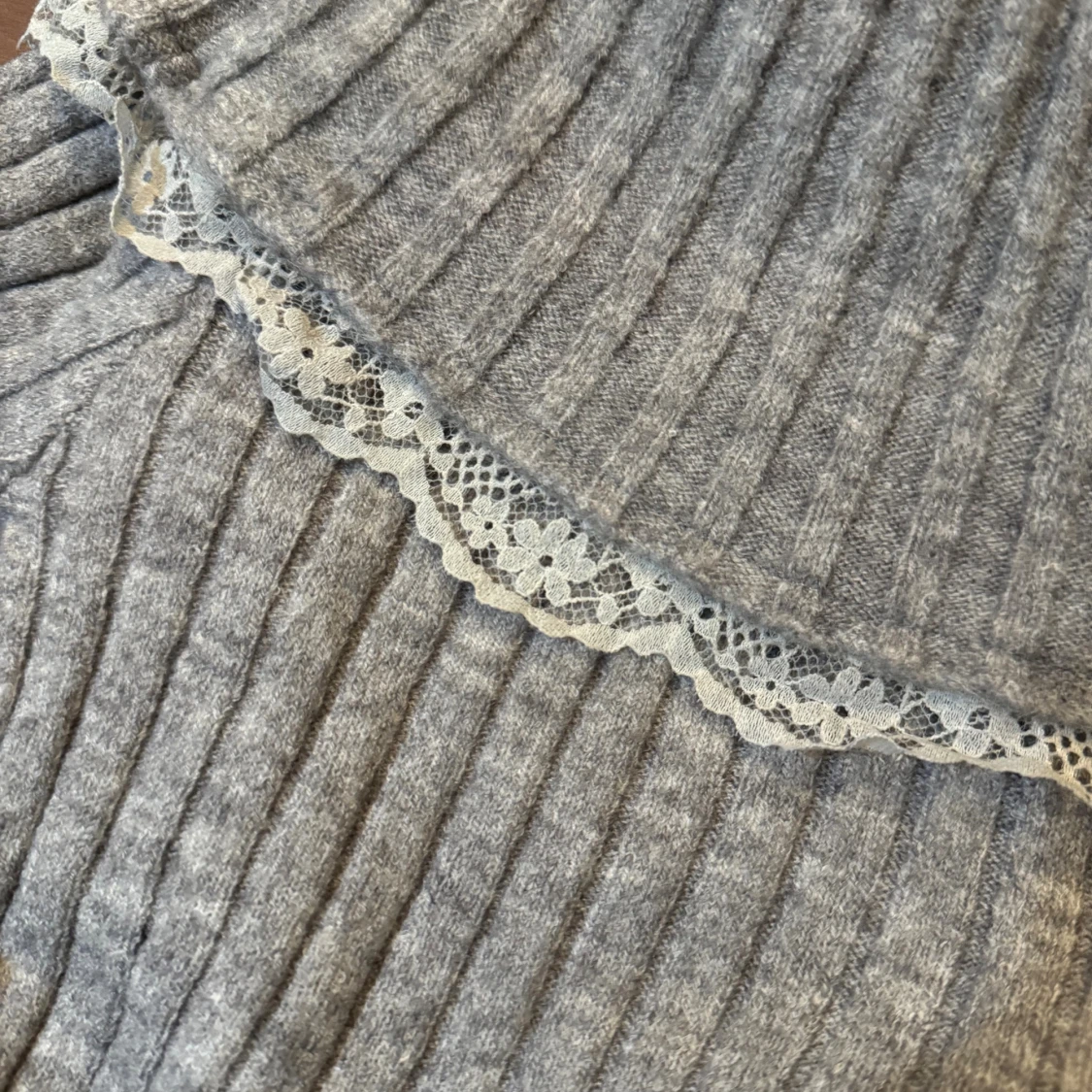 Grå ribbad offshoulder klänning - 1