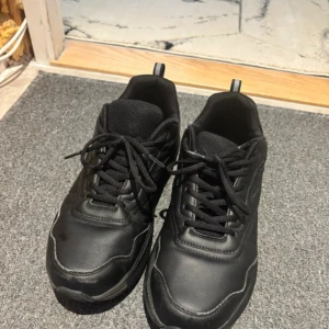 TREKMATES Trailskor. 44  - Allmänt gott skick använd. Storlek 44