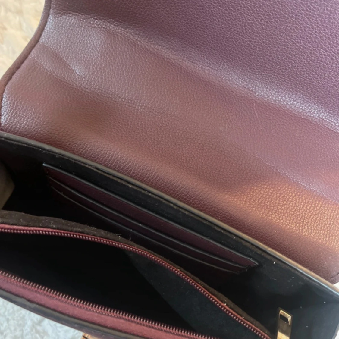 Axelväska med gulddetaljer - 2