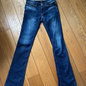 Blå Replay jeans bootcut - Säljer ett par replay jeans nästan aldrig använda och såå fina. Waist: 25 Length: 34