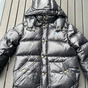 Ralph lauren vinterjacka - Ralph lauren vinter jacka i bra skick utöver liten skada på bild 4, passar S