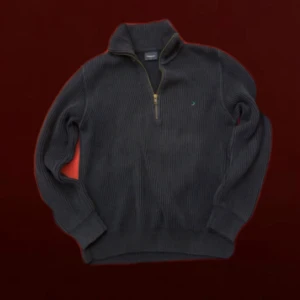 Boomerang kvart zip - Ass snygg Boomerang zip up från stor staden stockholm. Riktigt varm och mysig perfekt passande för lite kyligare väder, najs wash på den som ger en lite vintage ton. Skriv i dm vid önskningar🦦