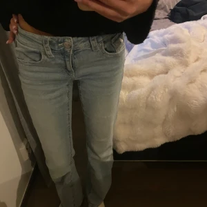 Ljusblå bootcut jeans  - Snygga ljusblå jeans med bootcut från Gina Young. Skriv för fler bilder eller frågor💕