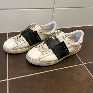Valentino skor - Tja! Säljer mina snygga valentino rockstud skor. Dem är använda i två år men är fortfarande i bra skick! Dustbag + box ingår!!