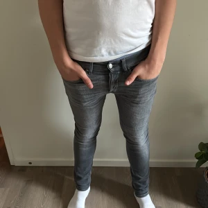 Gråa dondup george jeans skinny fit - Tja, säljer ett par gråa dondup george jeans skinny fit. Nyskick, använda 5-10 gånger ungefär. Storlek 30. Köpta för 3000kr på NK. Säljer pågrund av att jag har växt ur dem och dem sitter för tajt på mig.