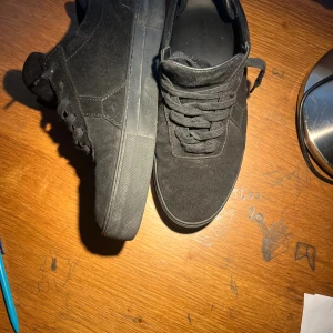 Svarta sneakers från Axel Arigato - Svarta sneakers från Axel Arigato i mocka säljs inte mer i affärer, knappt använda ba lite dammiga för de har legat i garderoben 
