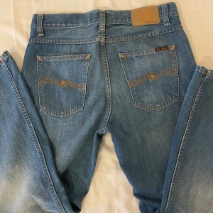 Nudie jeans bootcut - Ett par bootcut jeans från nudie jeans. Köpta förra månaden för 1900kr, knappt använda då de inte passar mig.