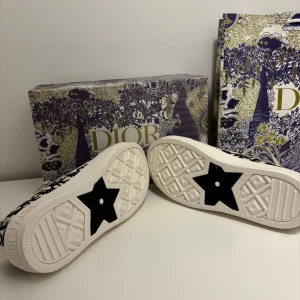 Dior skor  - Hej säljer nu dessa dior skor i färgen mörk blå skorna är i storlek 37 dom är helt nya box och påse ingår kom gärna med frågor och funderingar 😁