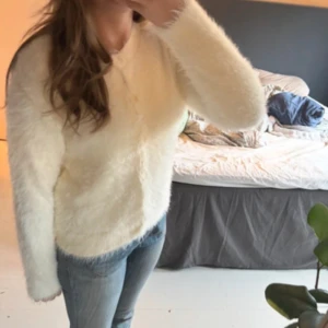 Fluffig vit kofta med knappar - Supergosig kofta från Carin Wester, aldrig använd!!