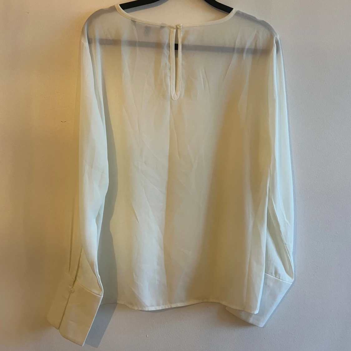 Vit blus med breda manschetter från Veromoda - 2