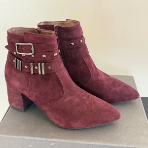 NeroGiardini klackar - Hej! Sälj nu dessa snygga och sällsynta NeroGiardini klackar skor! Storlek 38, Skick 10/10 (helt nya) Nytt pris = 5600 kr Sälj för = 2800 kr! Allt tillkommer vid köp (Låda och dustbag) 