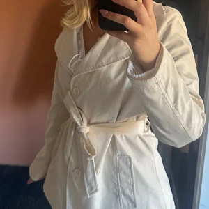 Fin kappa - Fin tunn kappa i ljus beige med knytning i midjan 🤍