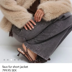 Pälsjacka  - Aldrig använd! Säljer en fluffig beige pälsjacka. Perfekt för att hålla dig varm. Slutsåld Online!🥰🥰